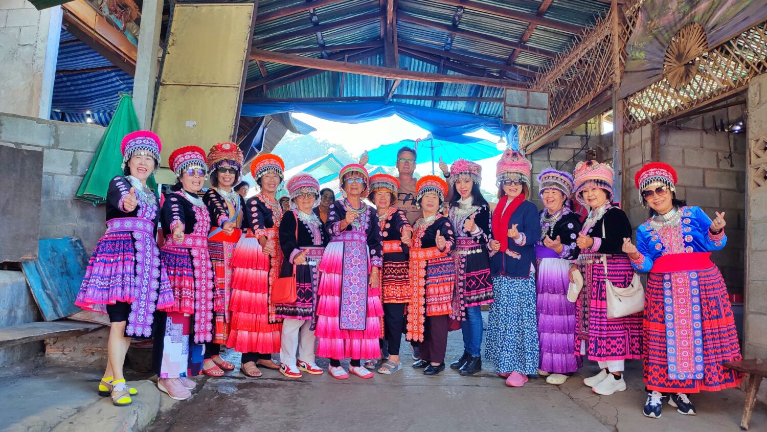 Thaifrauen in Hmong-Tracht verkleidet