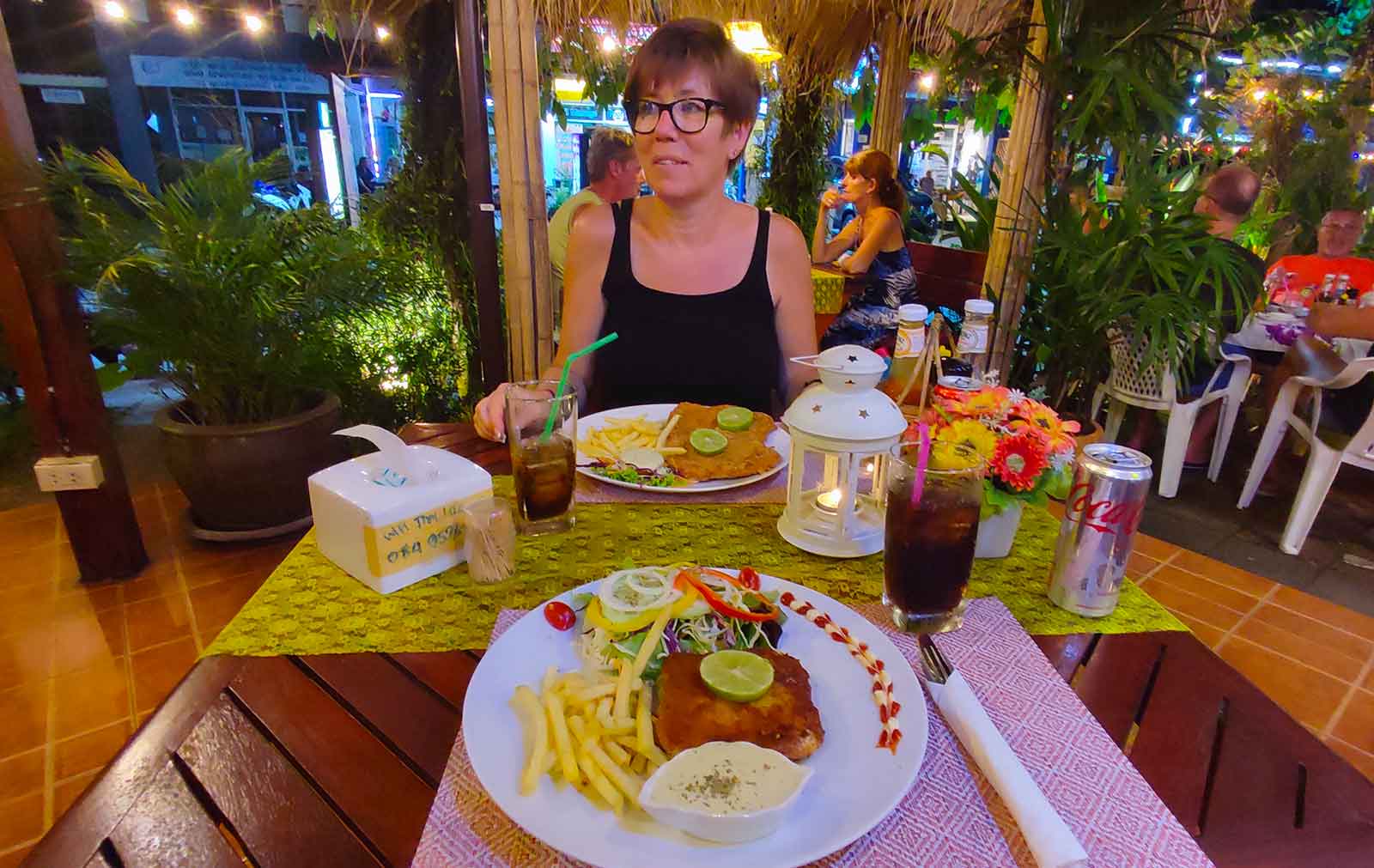Im ThaiLife Restaurant & Mookata fällt die Wahl auf Western-Food: XXL Wiener Schnitzel 180 THB/5€ & Hähnchen-Cordonbleu 280 THB/8€