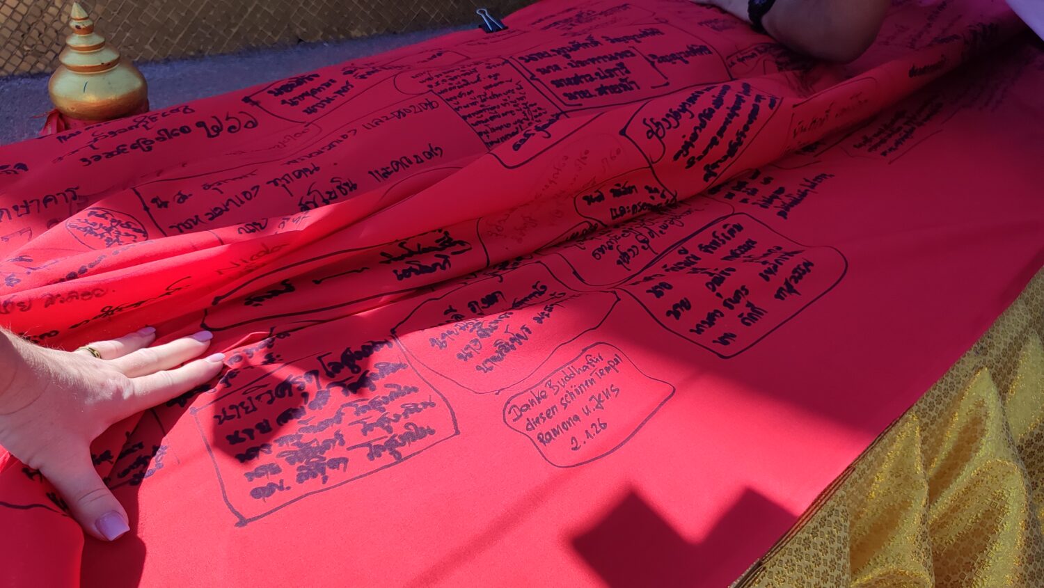 Das Wünschebanner wird um den Chedi gewickelt.