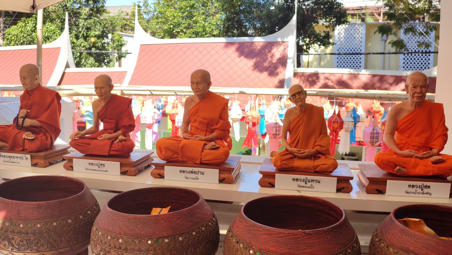 Detailreich, die Mönchfiguren wirken echt.